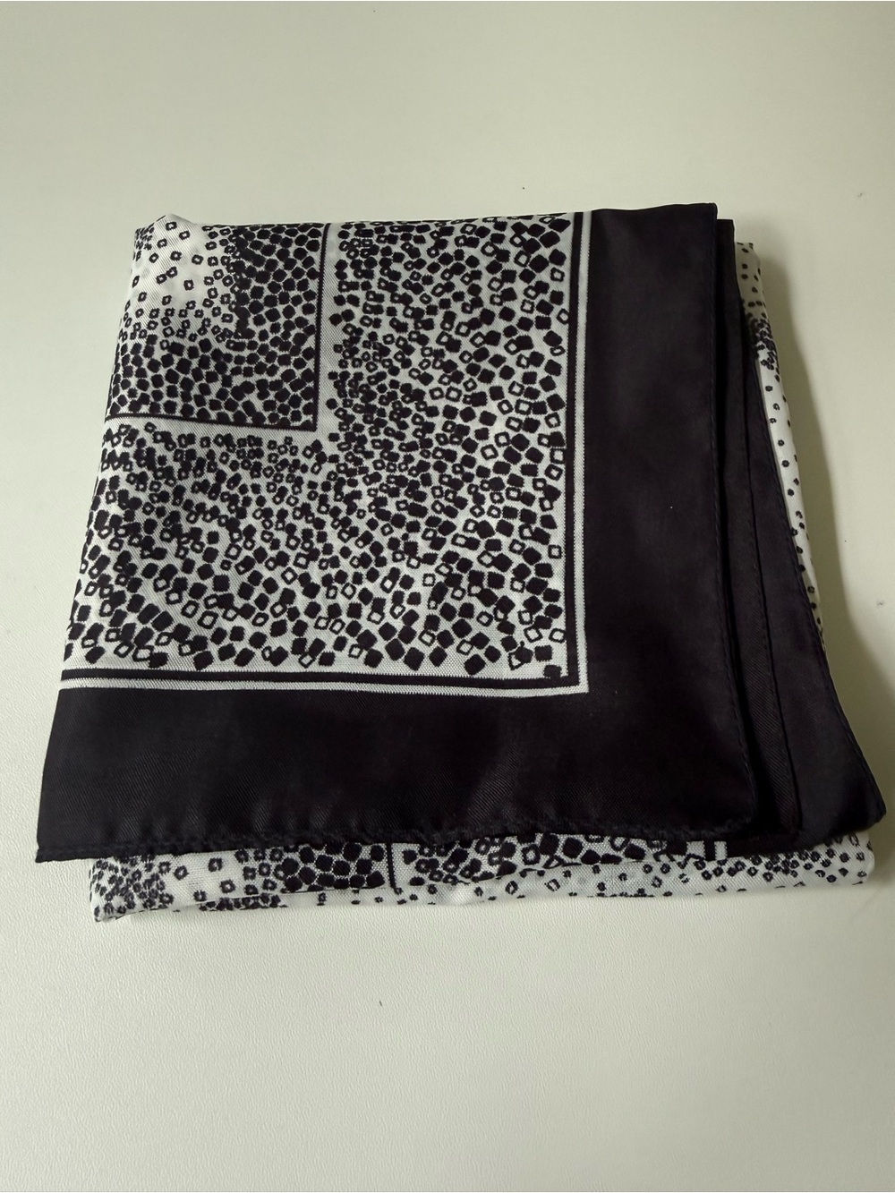 Black and White Leopard Print Silk-Feel Scarf